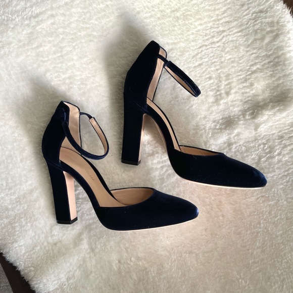 Gianvito Rossi round toe pumps - Picture 3 of 5